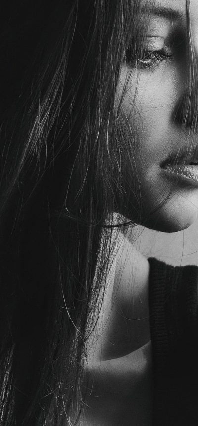 妈妈的朋友3 App 人物关系图谱页，圆形头像节点由细线连成网络，虚线表示后置揭晓的支线，暗底金线