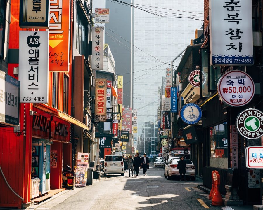 妈妈的朋友3 App 首页数据看板风格界面，深酒红背景上陈列剧情进度、人物关系与章节收藏的统计卡片，暖金色数字在暗色玻璃卡片上排开，复古怀旧氛围